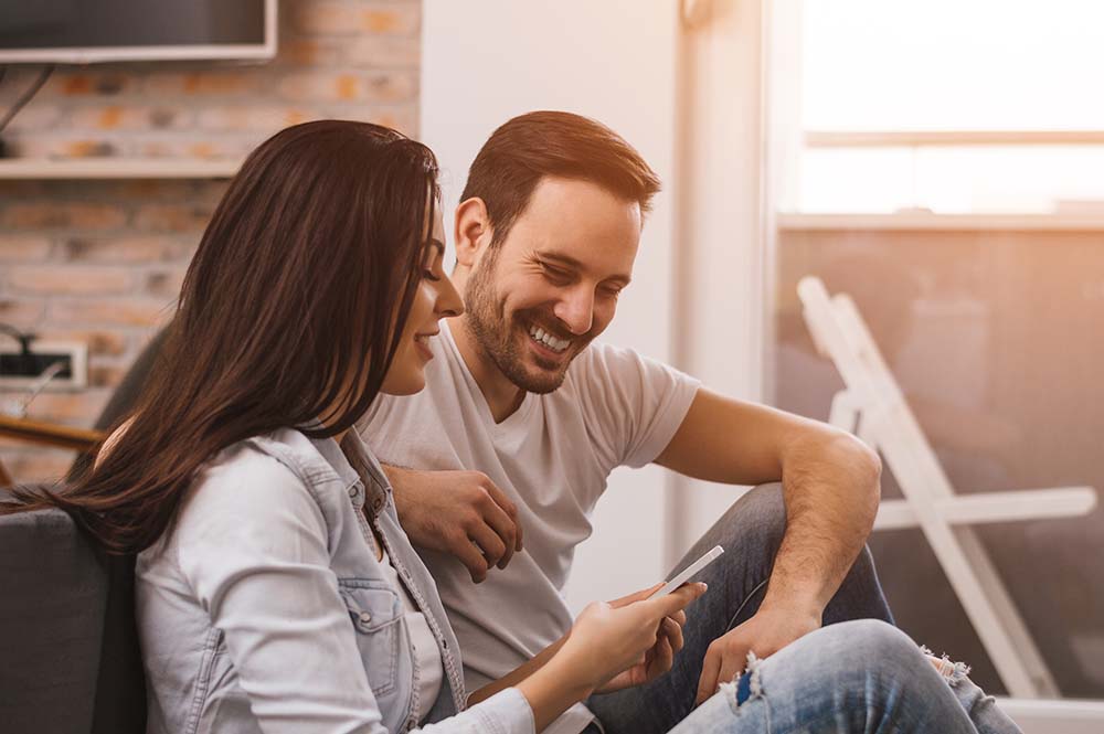 Casal utilizando o CleverPlace em casa